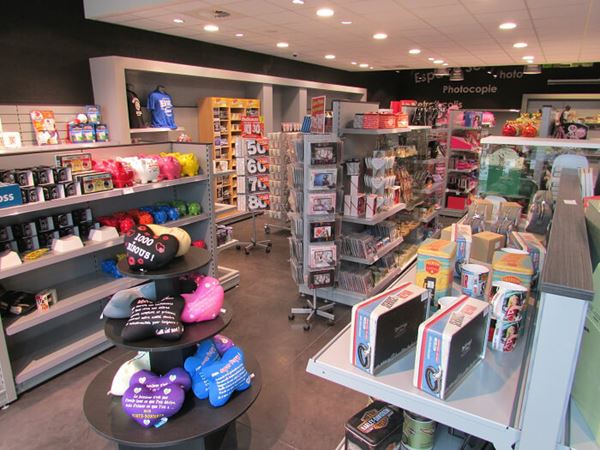 Mobilier de magasin librairie